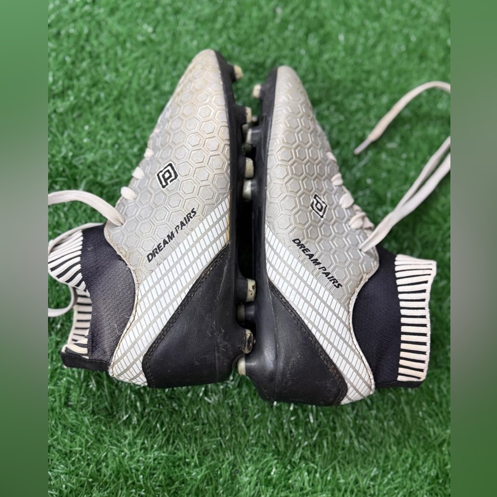 Dream Pairs Soccer Cleats in Black and White Size Eu 36